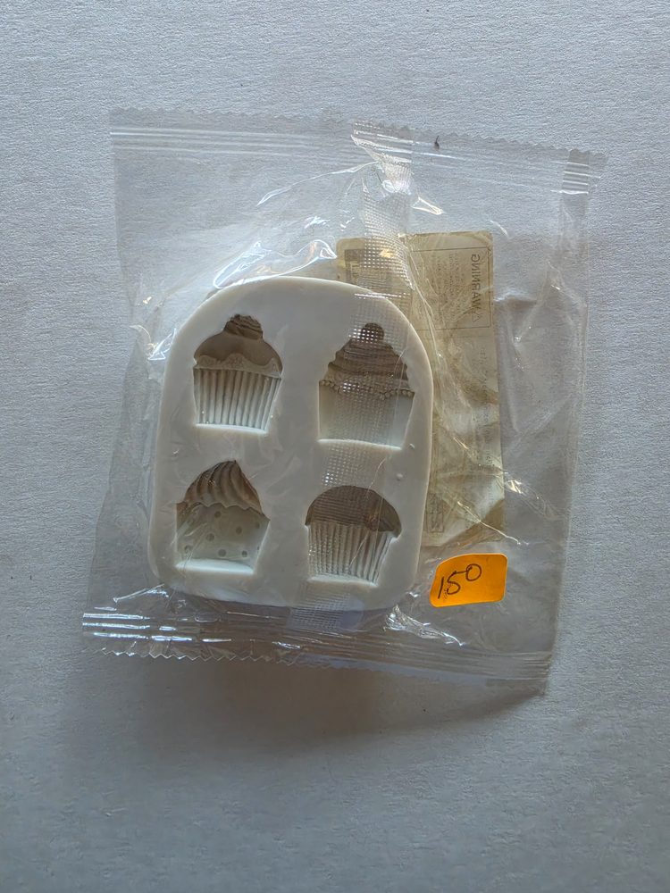 Molde de silicón blanco con 4 cavidades de cupcakes o panquecitos
