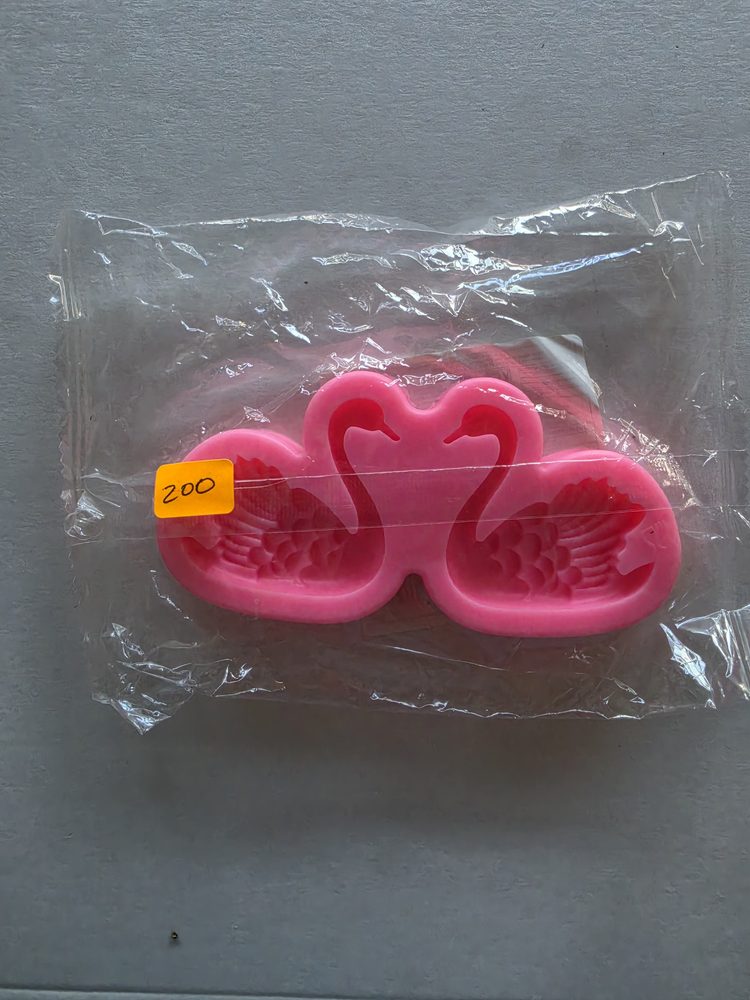 Molde de silicón rosado con dos cisnes enfrentados, en bolsa plastica