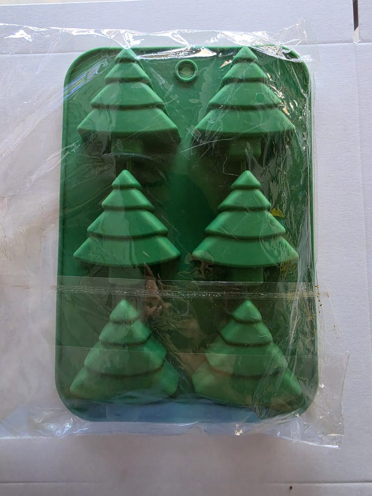 Molde de silicón verde rectangular con seis cavidades de árbol