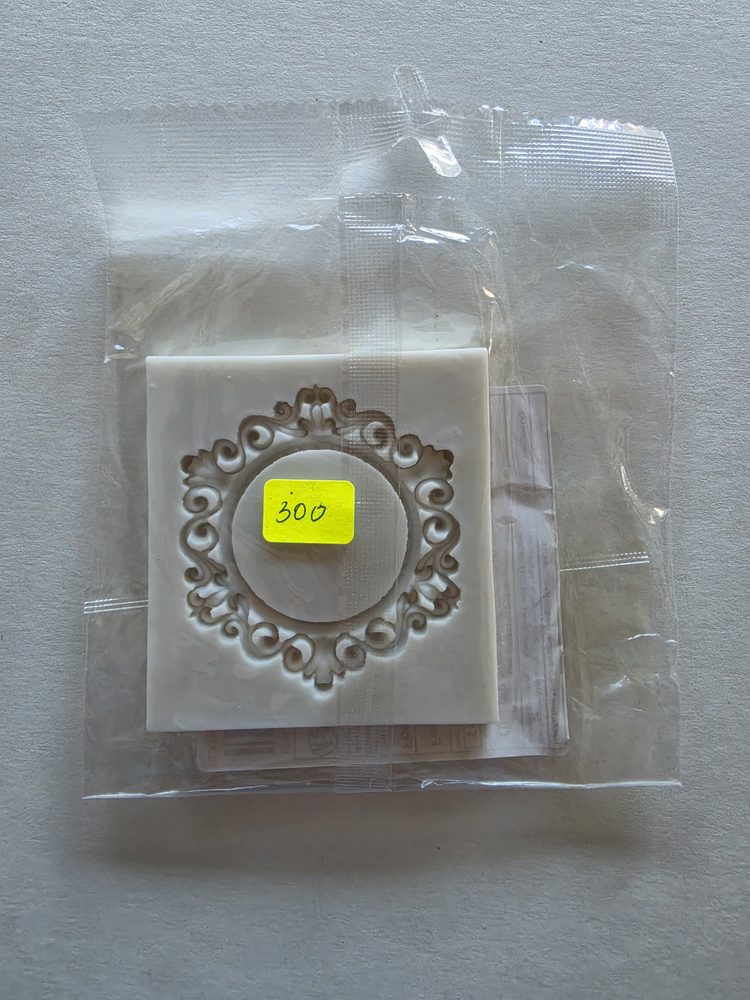 Molde de silicón blanco cuadrado con marco circular de volutas estilo