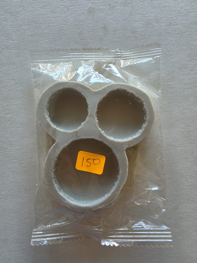 Molde o cortador de silicón blanco con tres cavidades circulares