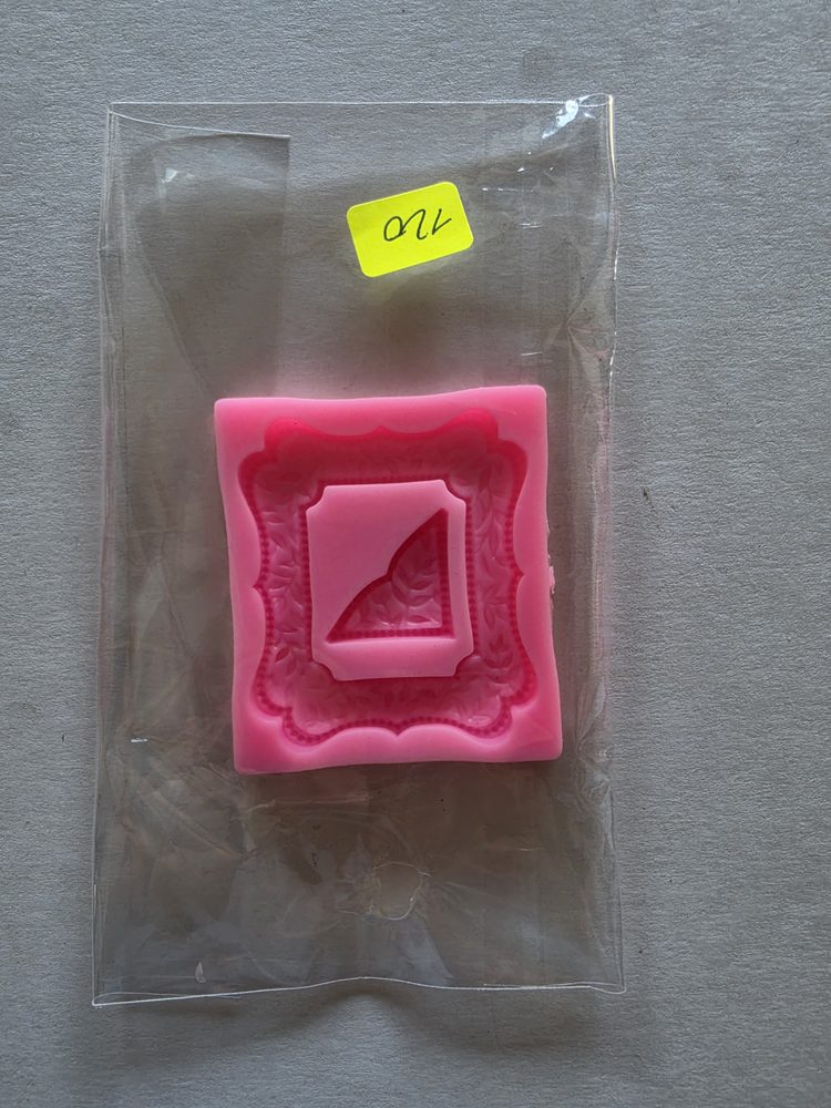 Molde de silicón rosado cuadrado con marco ornamental de hojas