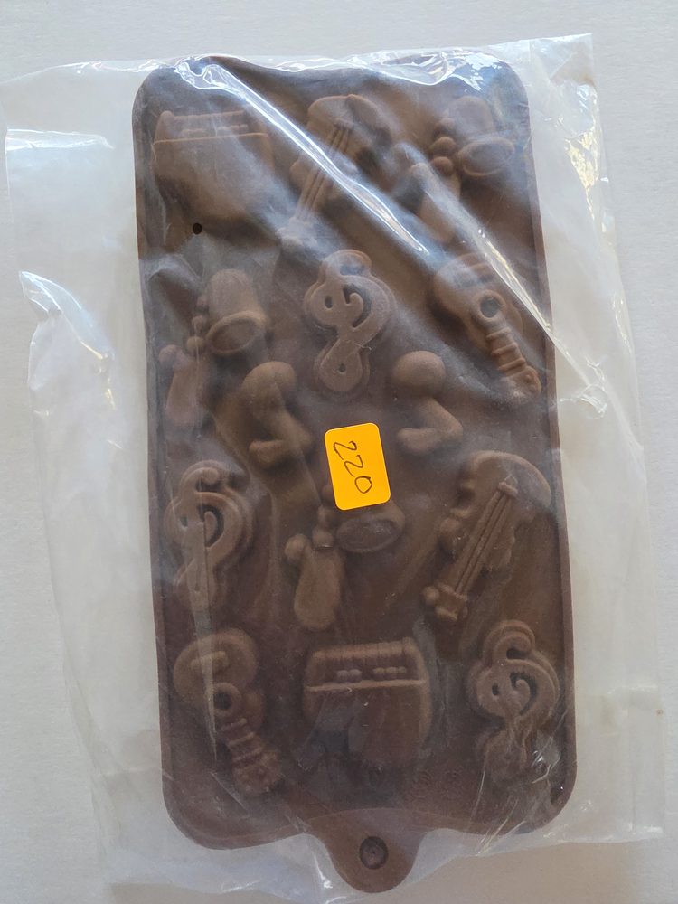 Molde de silicón café rectangular con figuras de instrumentos