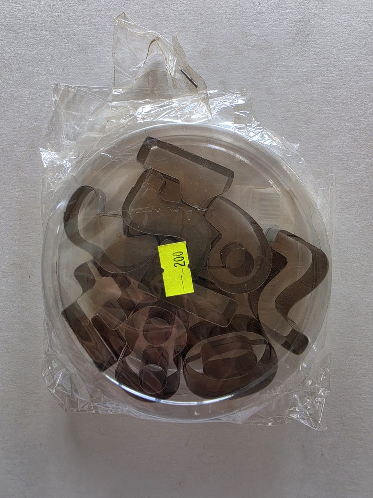 Juego de cortadores metálicos plateados de varias figuras, dentro