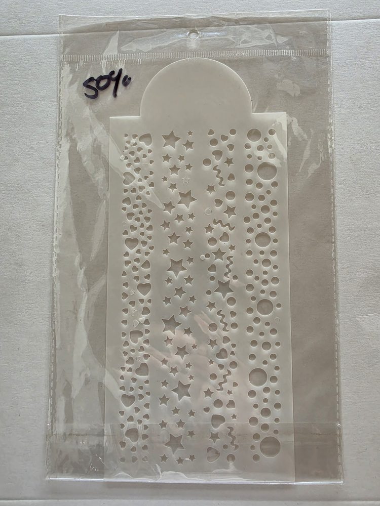 Plantilla o stencil de plástico blanco con patrón de corazones