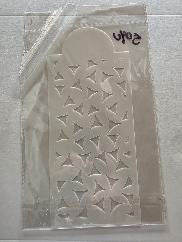 Esténcil de plástico blanco con patrón calado de estrellas