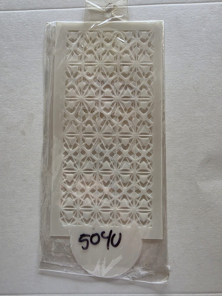 Esténcil de plástico blanco rectangular con patrón calado de flores