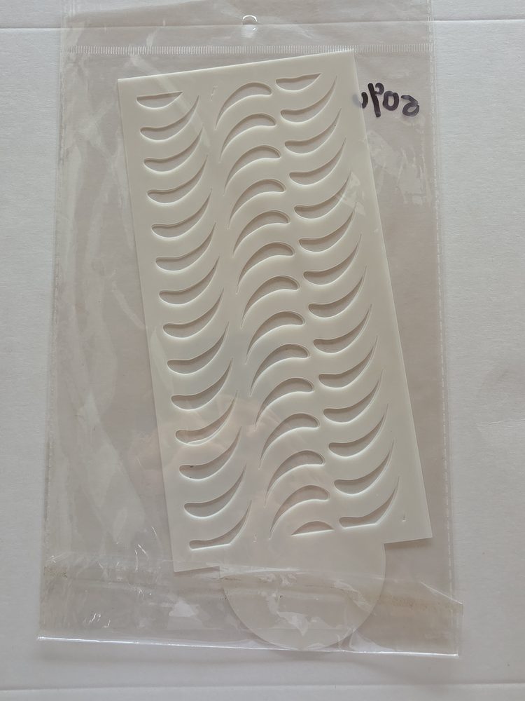 Plantilla stencil rectangular de plástico blanco con patrón calado